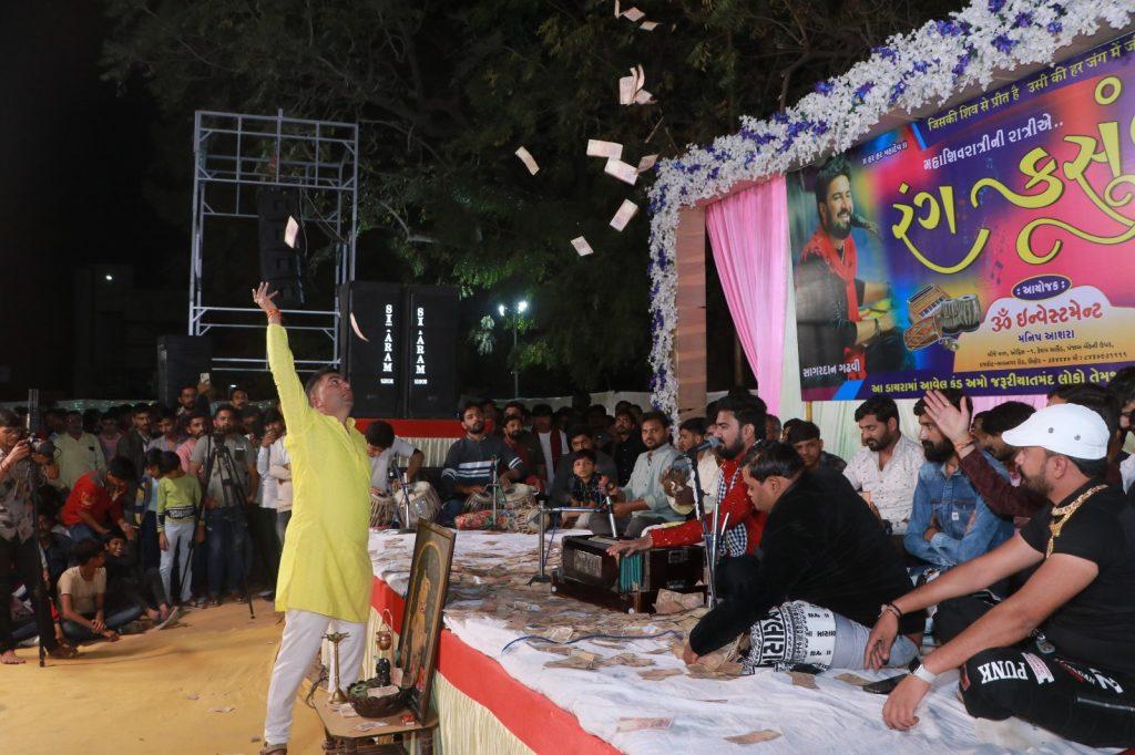 manish-ashra-at-sihore-town-hall-and-sagardan-gadhvi-rocked-the-night-at-lokdira-organized-by-om-investment