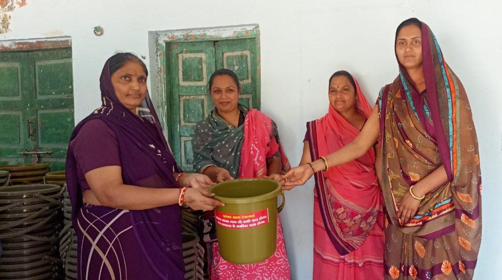 Dustbins were distributed free by Sihore Khambha Gram Panchayat