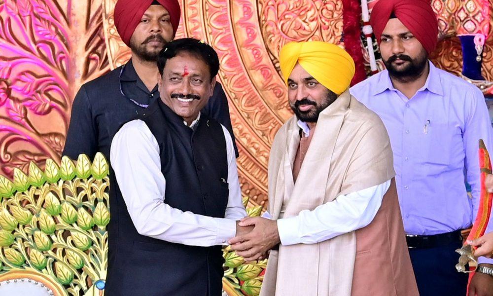 bhagwant-maan-in-bhavnagar-attended-the-multi-caste-mass-wedding-and-blessed-the-newlyweds