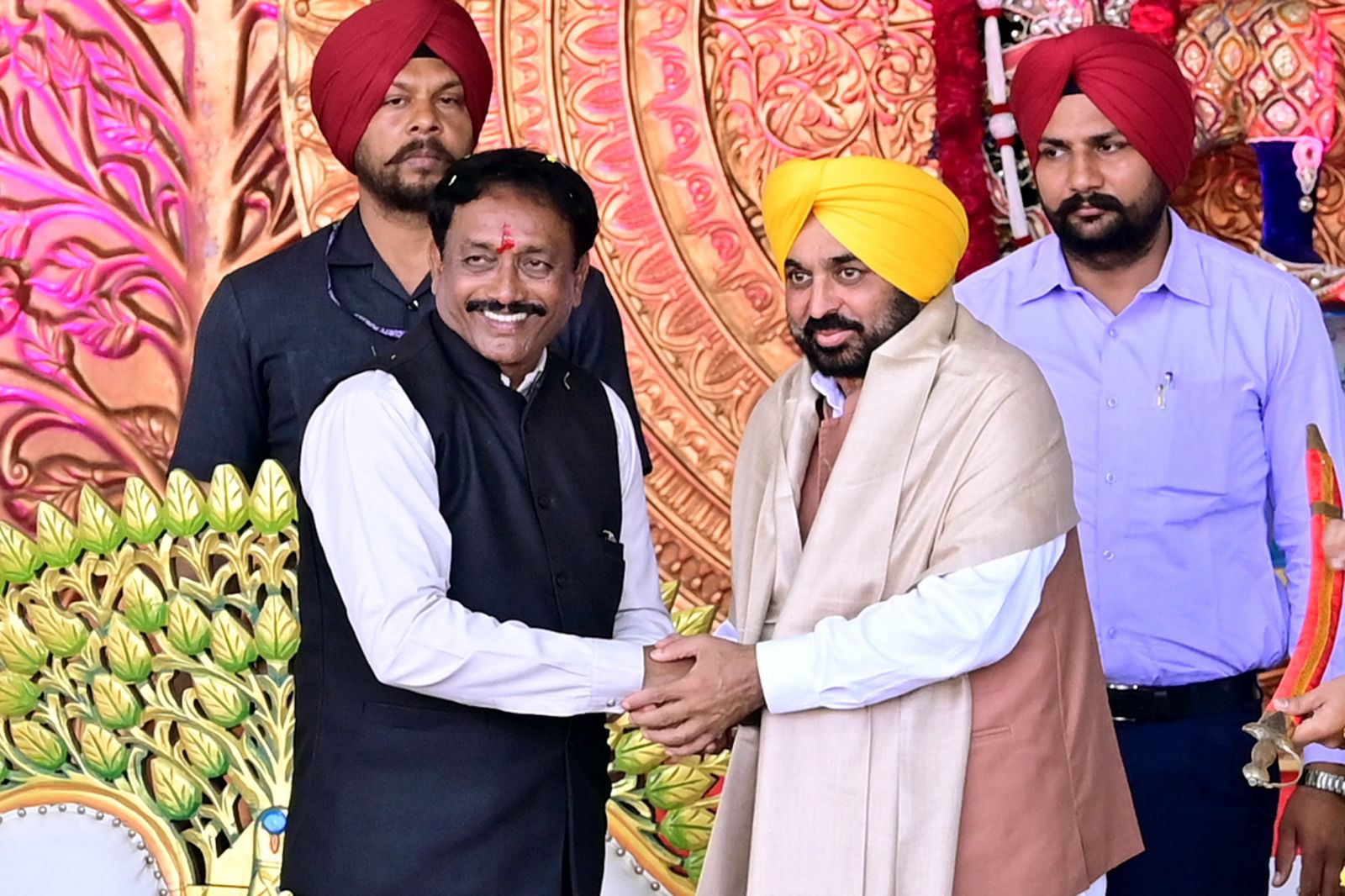 bhagwant-maan-in-bhavnagar-attended-the-multi-caste-mass-wedding-and-blessed-the-newlyweds