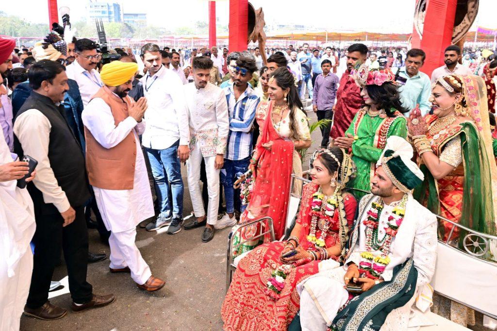 bhagwant-maan-in-bhavnagar-attended-the-multi-caste-mass-wedding-and-blessed-the-newlyweds