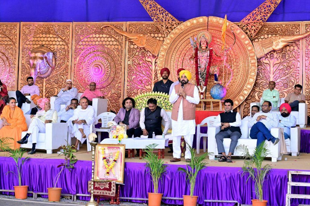 bhagwant-maan-in-bhavnagar-attended-the-multi-caste-mass-wedding-and-blessed-the-newlyweds