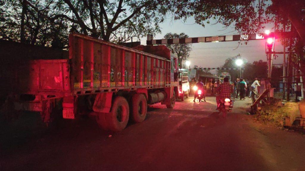 due-to-technical-fault-in-sihore-ahmedabad-road-gate-did-not-open-traffic-jaam