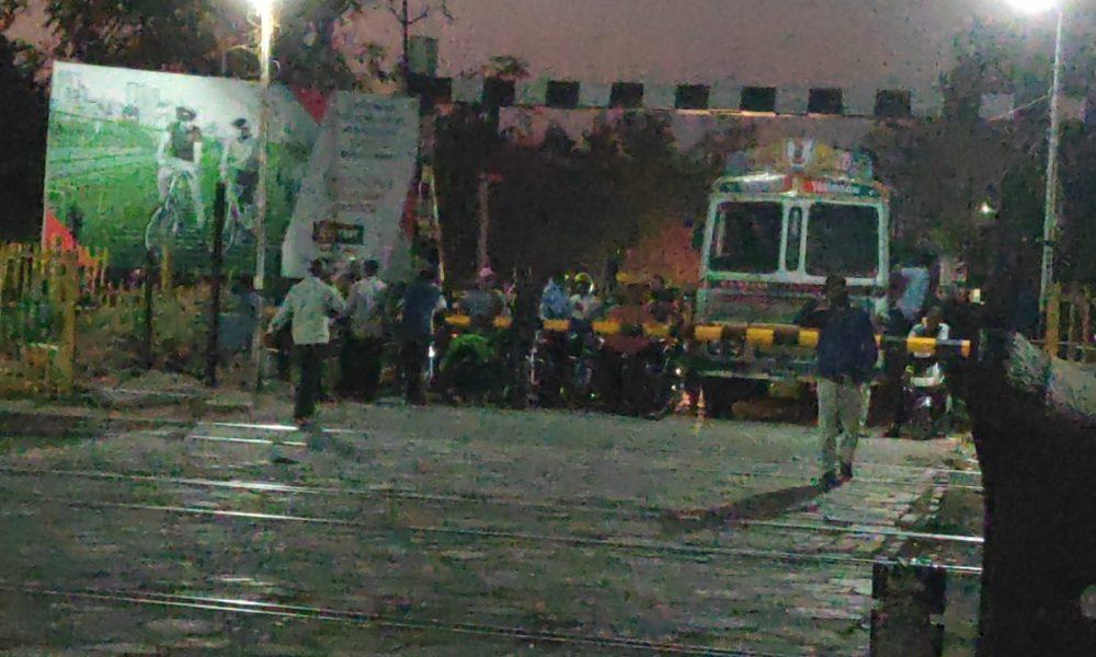due-to-technical-fault-in-sihore-ahmedabad-road-gate-did-not-open-traffic-jaam