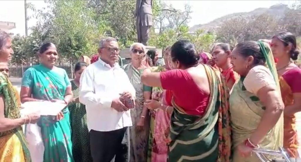 in-ganeshnagar-area-of-sihore-cry-for-water-women-took-protest