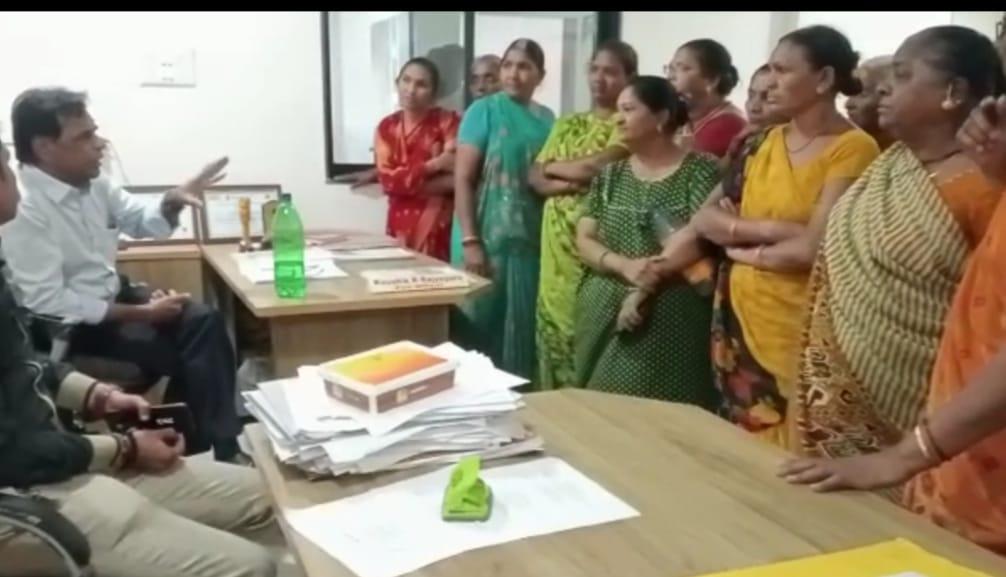 in-ganeshnagar-area-of-sihore-cry-for-water-women-took-protest