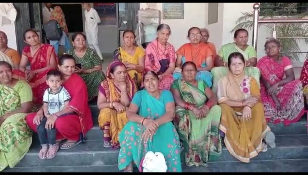 in-ganeshnagar-area-of-sihore-cry-for-water-women-took-protest