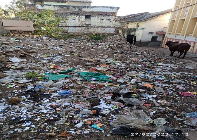 cleanliness-only-on-paper-heap-of-dirt-near-mahila-mandal-near-sihore-old-municipality