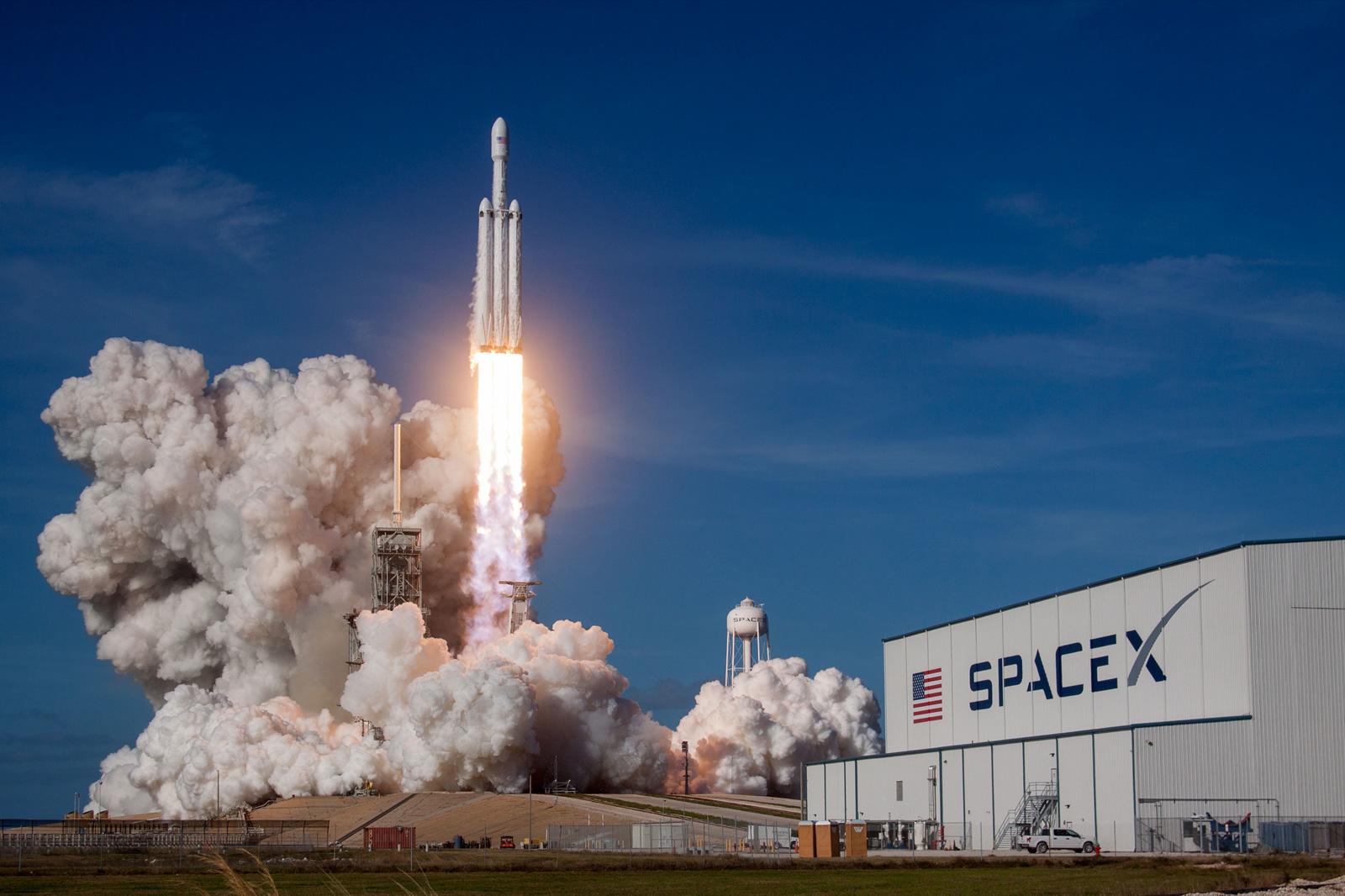Today the new rocket of SpaceX will fly, four scientists will go to the International Space Station