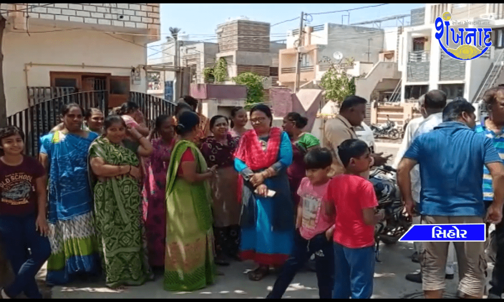 Women of Sihore, Srijinagar, Kailasnagar, Keshavpark areas have become Ranchandi, public outcry over the severe water problem.