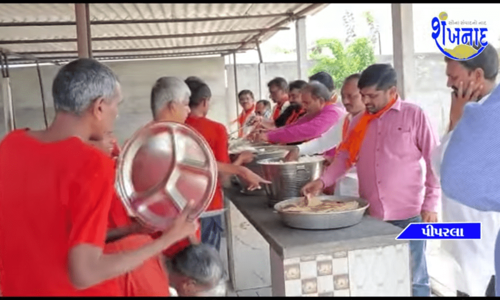 Mrs. Dr. A meal was served at Mand Buddhi Ashram on the occasion of Bhartiben Shial's birthday.