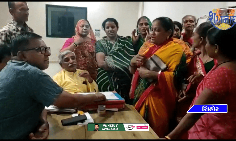 In Sihore, women surrounded the municipality over water issue; Women aggressive.