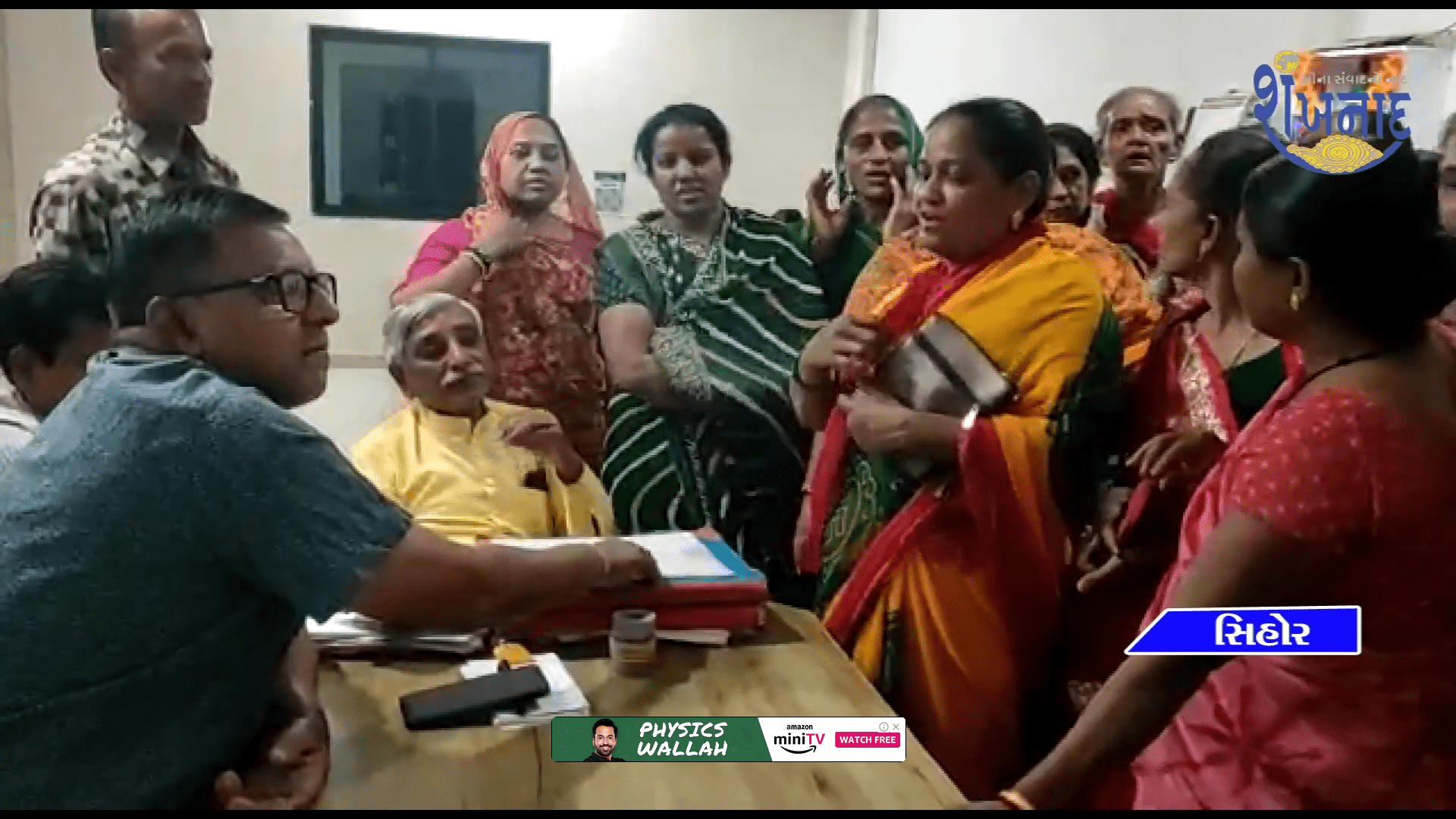 In Sihore, women surrounded the municipality over water issue; Women aggressive.