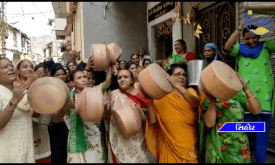 Sihore Ward No. 6 and 8 Kansara Bazar area is not getting water, the sisters of the bazaar are making a fuss with utensils.