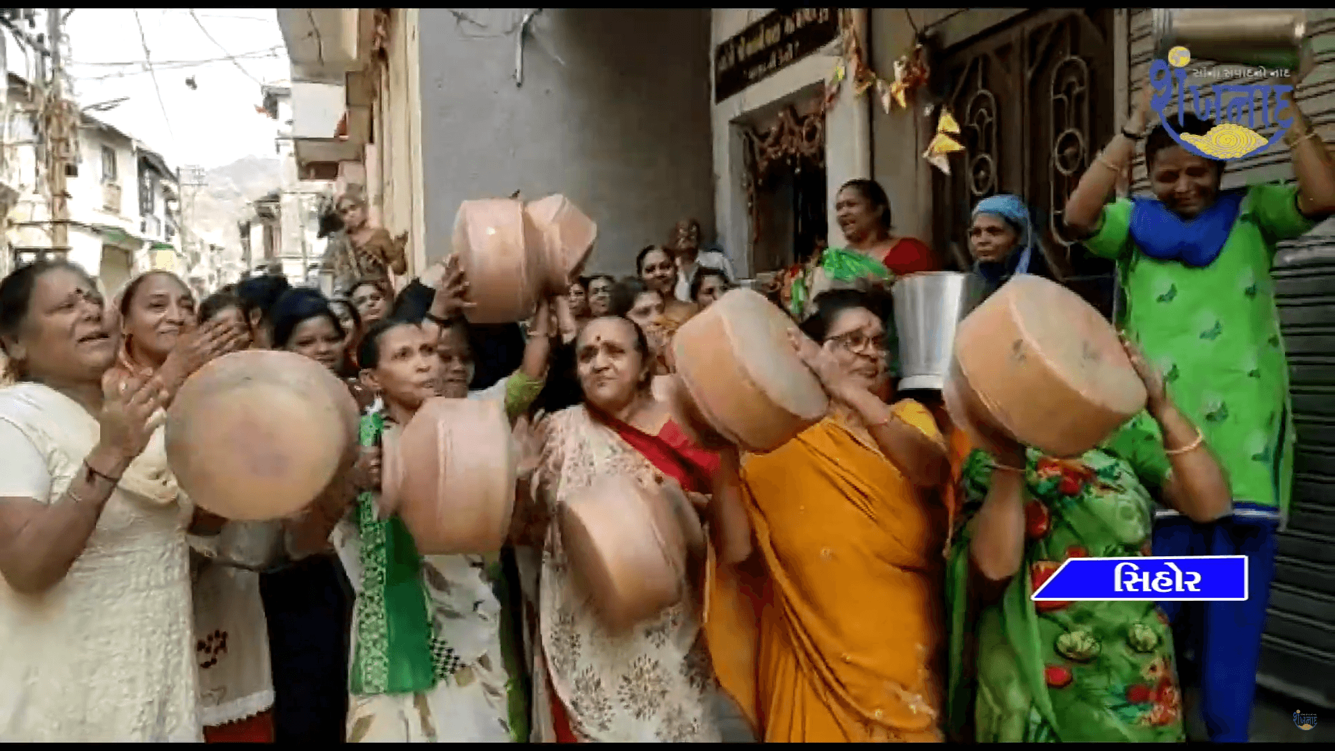 Sihore Ward No. 6 and 8 Kansara Bazar area is not getting water, the sisters of the bazaar are making a fuss with utensils.