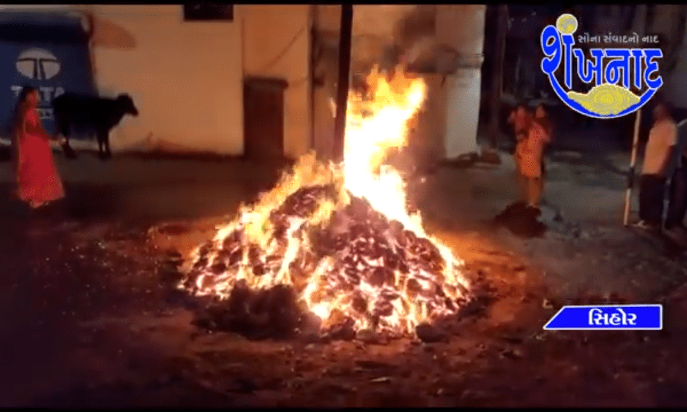 In different areas of Sihore, people burnt Holika even in the midst of rainy and windy weather.