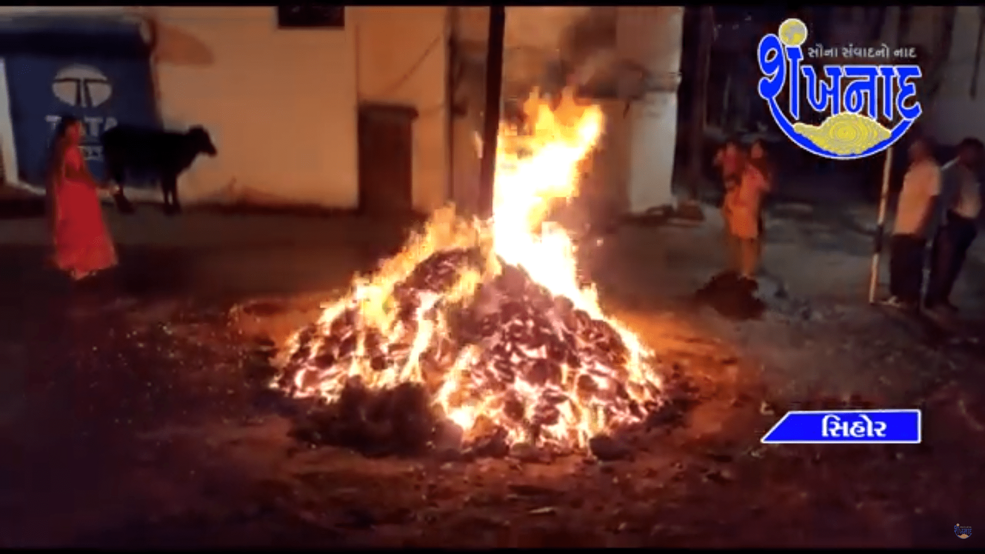 In different areas of Sihore, people burnt Holika even in the midst of rainy and windy weather.