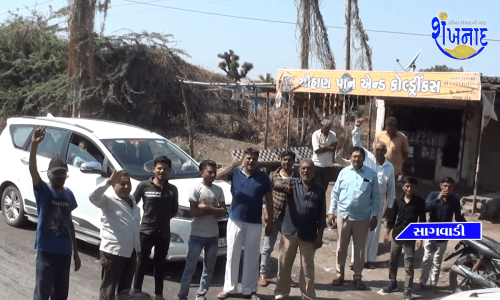 In Sihore Sagwadi village, the villagers came out on the road regarding the road; Vehicles stopped.