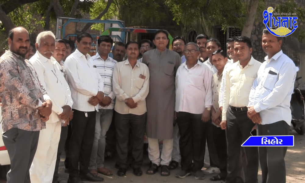 On the occasion of Dr. Bharti Ben Shayal's birthday, Sihore Koli Sena distributed fruits at the government hospital.