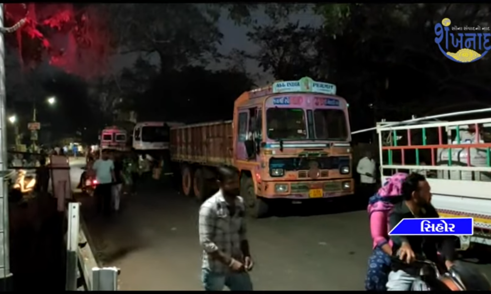Due to technical fault in the Sihore railway gate, the Ahmedabad road gate did not open and the vehicles crashed.