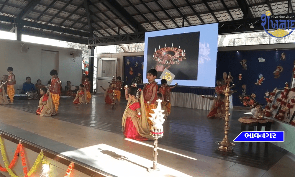 A cultural program was held for the children of Bhavnagar Dakshina Murthy Balmandir.