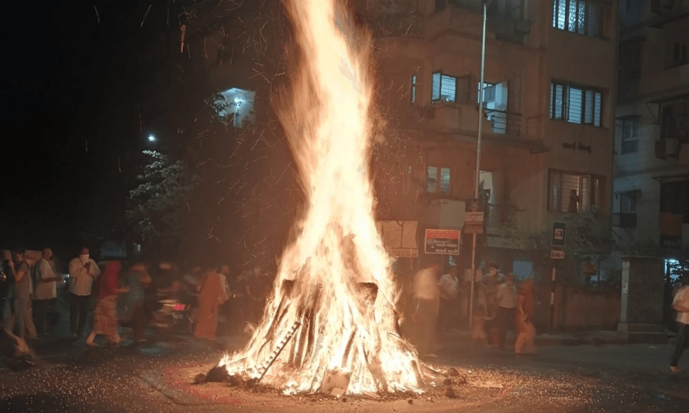 do not wear these two color clothes on holika dahan the evil powers will be in the house