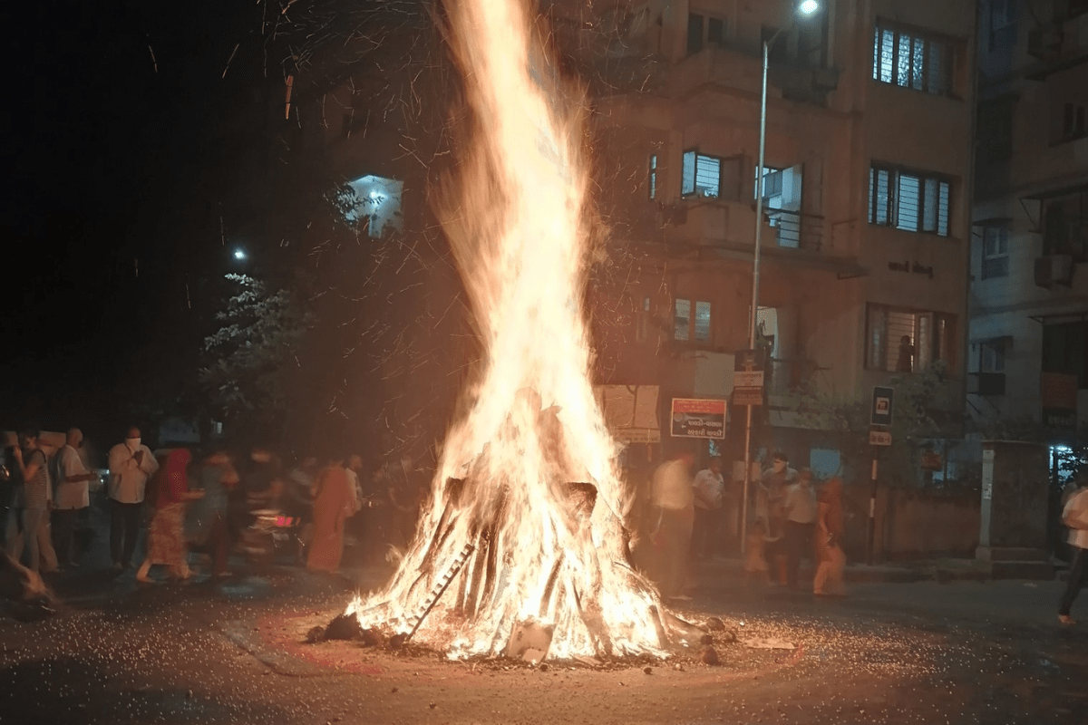 do not wear these two color clothes on holika dahan the evil powers will be in the house