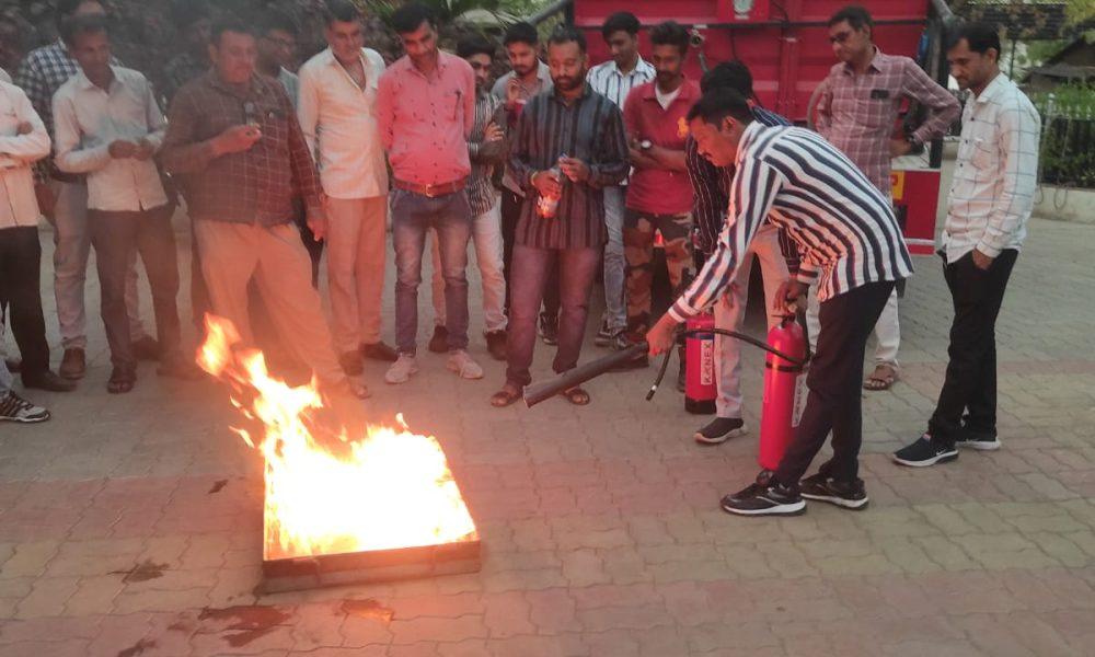 Sihore Fire Officer Rajyaguru gave fire training to fellow employees on his birthday