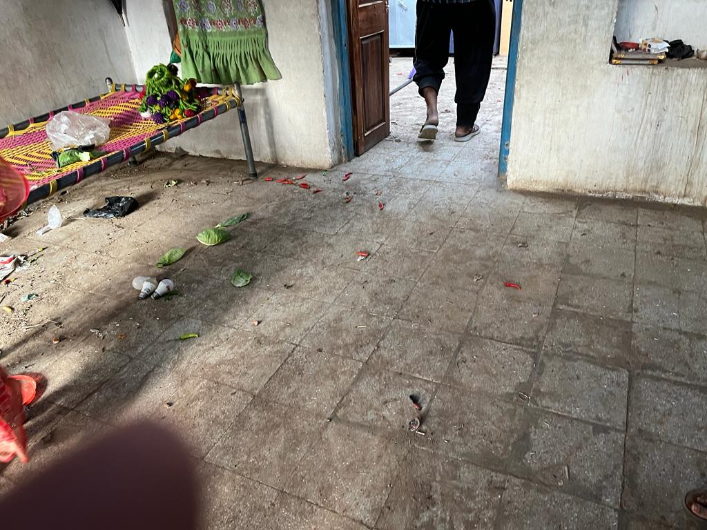 Mavtha's beating ; In Bordi village of Sihore, heavy damage to house by Mawtha - leaves blown by strong wind