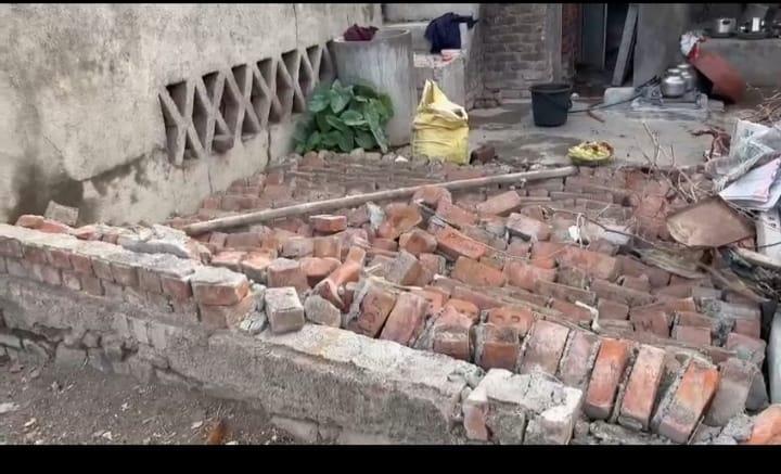 Mavtha's beating ; In Bordi village of Sihore, heavy damage to house by Mawtha - leaves blown by strong wind