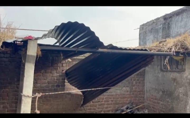 Mavtha's beating ; In Bordi village of Sihore, heavy damage to house by Mawtha - leaves blown by strong wind