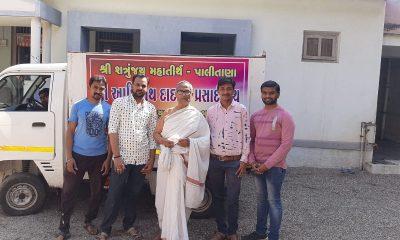 Sihor Shree Jain Samaj distributed sweets and fruits among the poor in backward areas