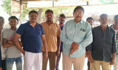 In Sihore Sagwadi village, the villagers came out on the road regarding the road; Vehicles stopped
