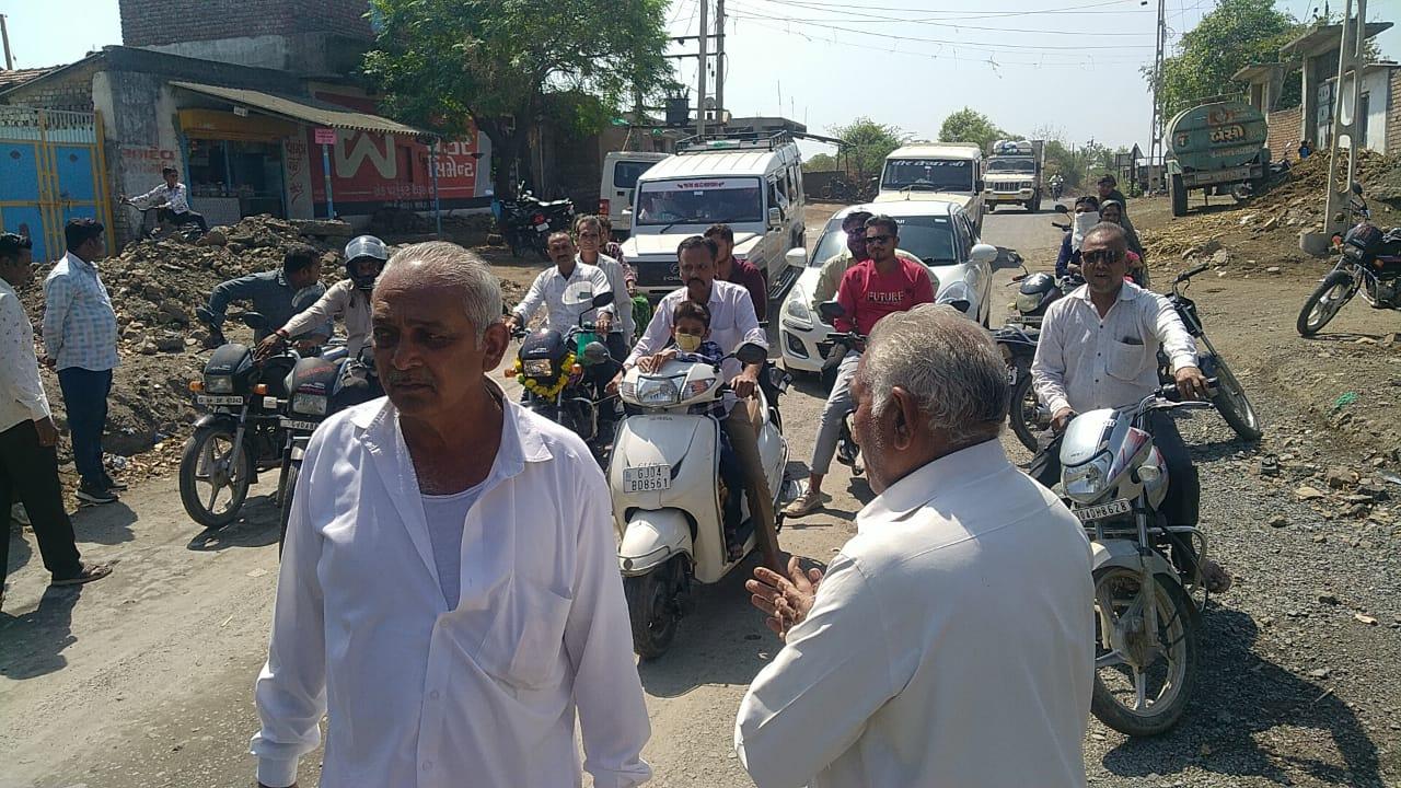 In Sihore Sagwadi village, the villagers came out on the road regarding the road; Vehicles stopped