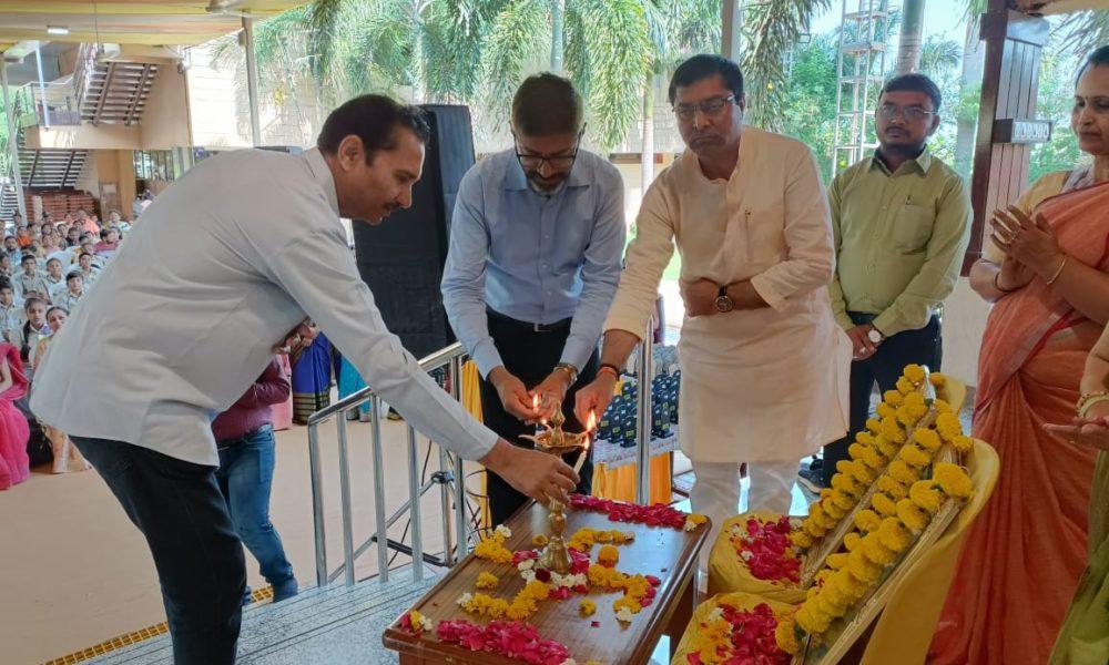 Prize distribution program was held at Sihore Gnanmanjari Modern School.