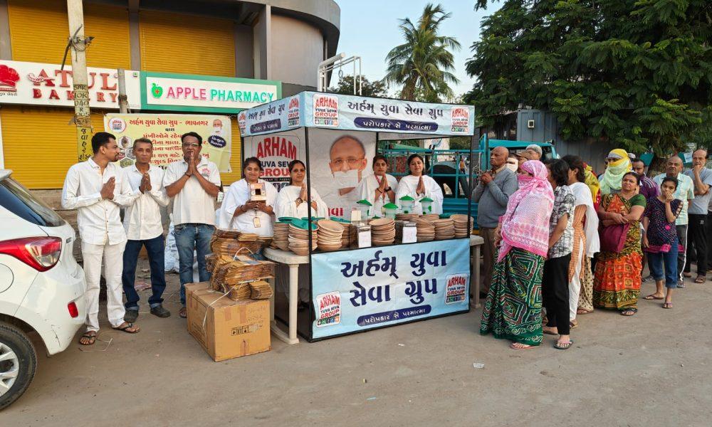 Distribution of kunda-malas for birds by Arham Yuva Seva Group in Bhavnagar