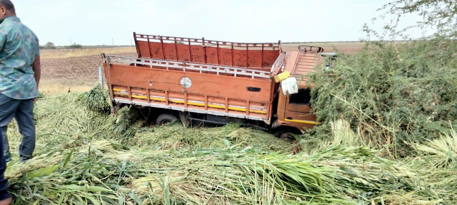 Major accident near Mevasa village of Vallabhipur, six persons died when a truck full of kadab overturned, panthak arrati