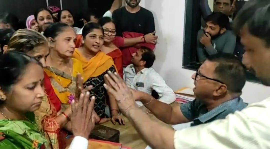 the-cry-of-water-in-sihore-women-besieged-the-municipality-chanting-slogans-raising-slogans