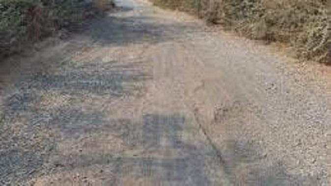 Contractor and system torture of road in Sihor Sagwadi village Padar.