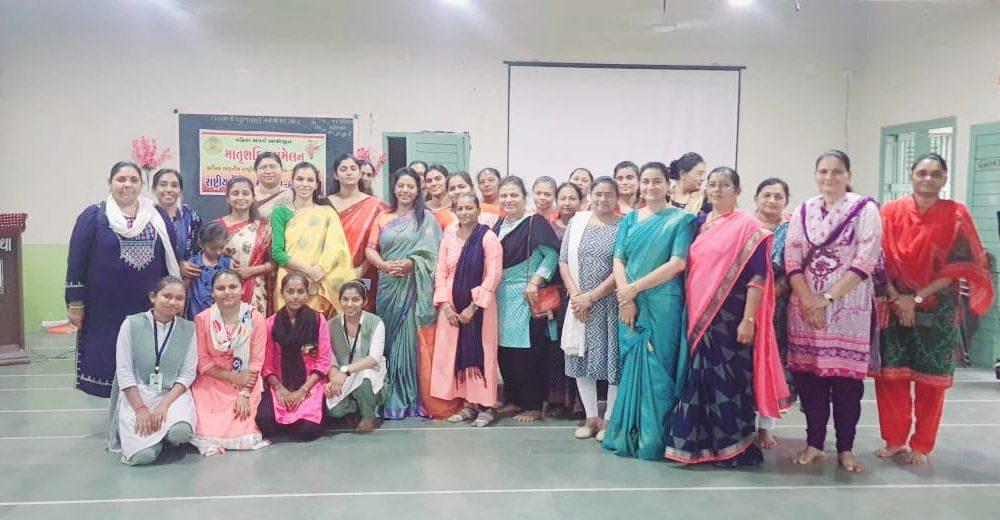 Bhavnagar District National Educational Federation organized a program of women's convention and motherhood.