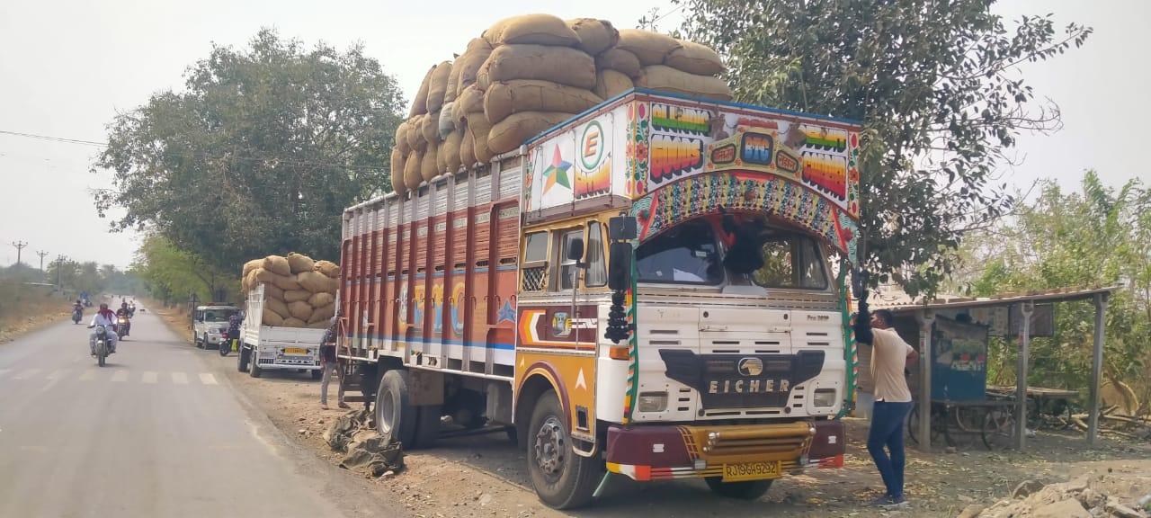 Police were patrolling from Sihor to Kajavadar and a truck from Rajasthan Parsing passed