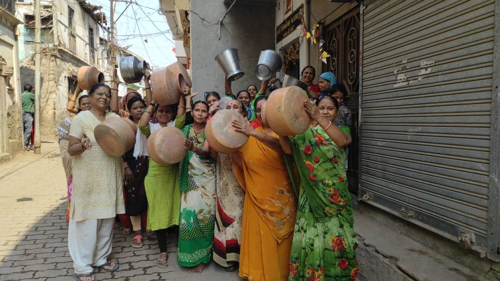 sihore-came-to-kansara-bazar-on-a-watery-ramayana-route-women-marched-up-the-road-with-irons-and-handa-steamed-before-the-media