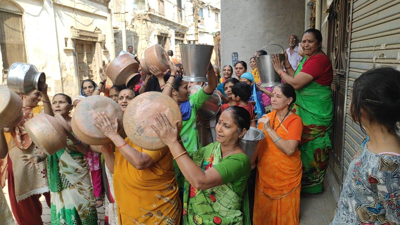 sihore-came-to-kansara-bazar-on-a-watery-ramayana-route-women-marched-up-the-road-with-irons-and-handa-steamed-before-the-media