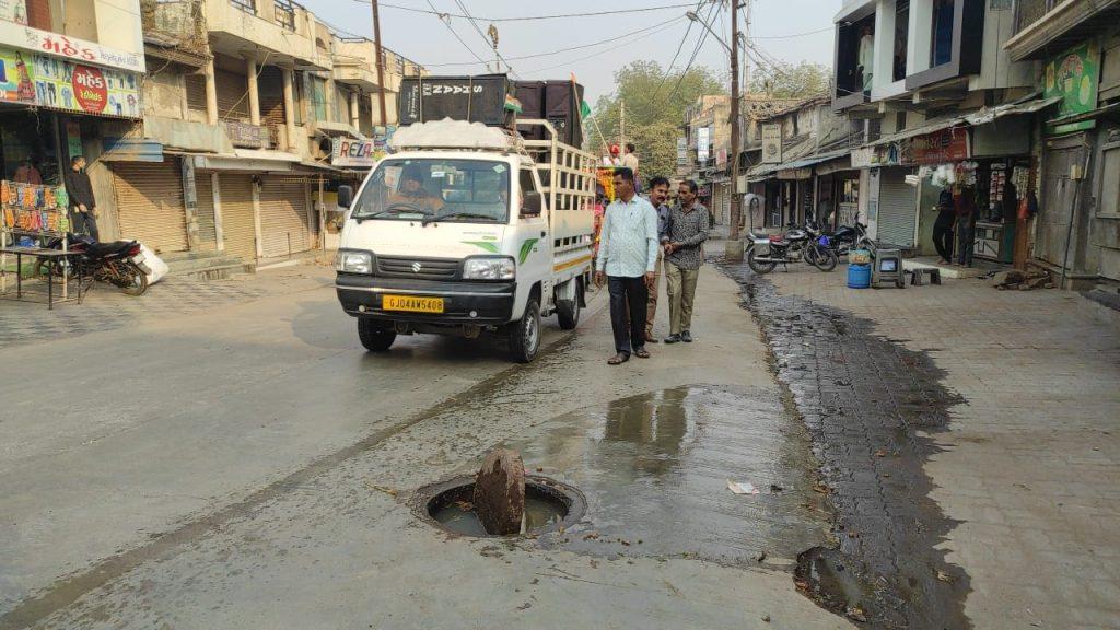 Trahimam with the flowing water of the sewer in the main market of Sehore; Tantra cleanliness campaign limited only on paper