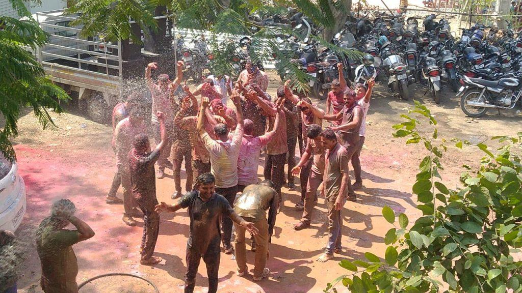 sihore-police-enjoyed-the-festival-of-colors-with-gusto-officers-and-employees-danced-to-the-tune-of-djs