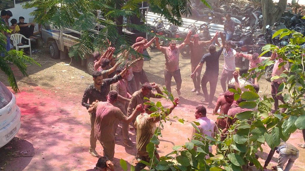 sihore-police-enjoyed-the-festival-of-colors-with-gusto-officers-and-employees-danced-to-the-tune-of-djs