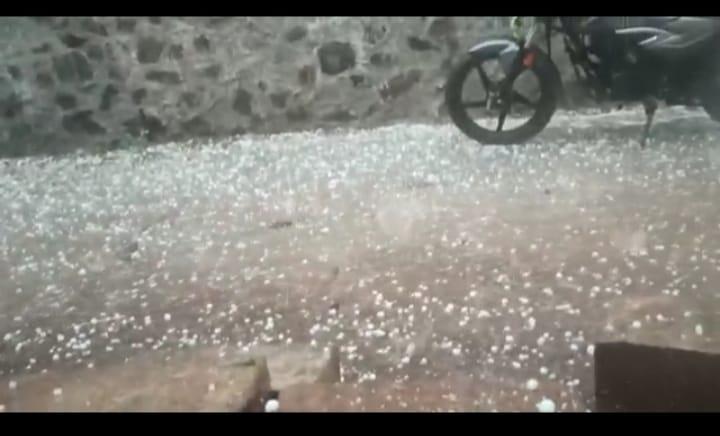 Heavy rains in Sihore district; Hail fell; Sheets of snow on the road