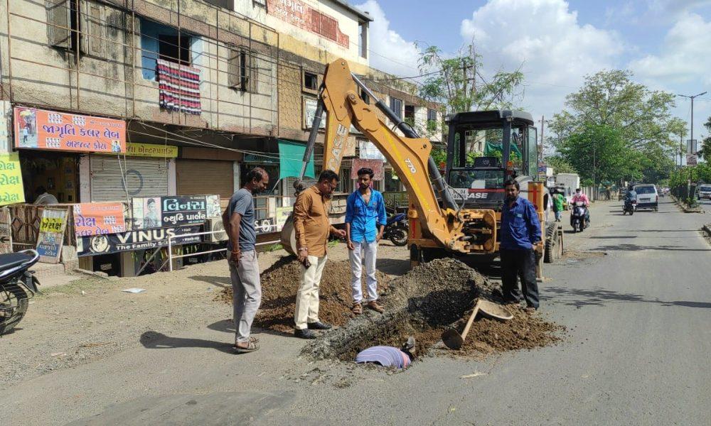 the-echo-of-the-shankhnad-news-repairing-work-of-leakage-water-line-started-on-bhavnagar-road-sihore