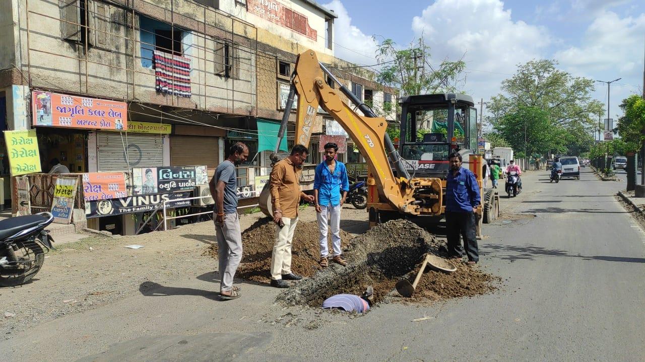the-echo-of-the-shankhnad-news-repairing-work-of-leakage-water-line-started-on-bhavnagar-road-sihore