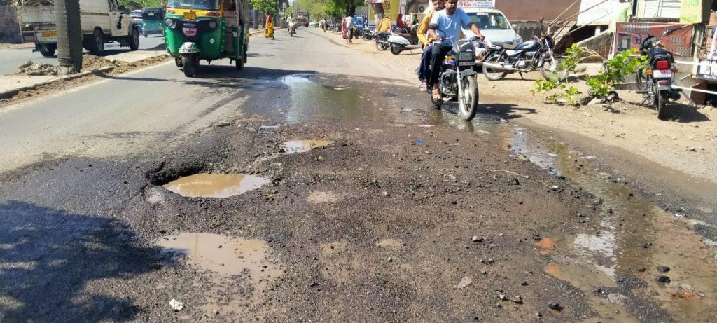 the-echo-of-the-shankhnad-news-repairing-work-of-leakage-water-line-started-on-bhavnagar-road-sihore